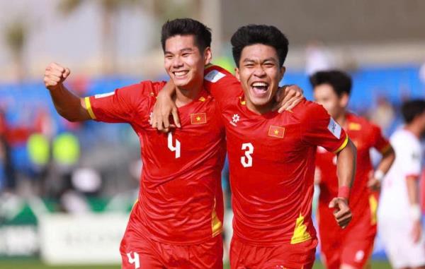 Lý Đức xung phong chăm sóc Hiểu Minh