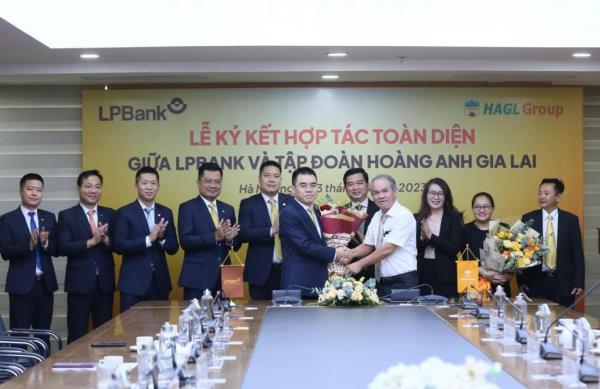 CLB HAGL ghép tên với nhà tài trợ