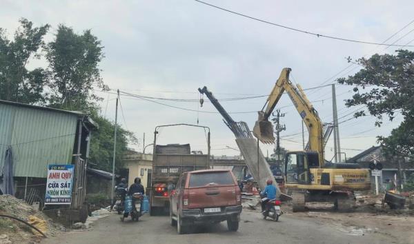 Phê bình hai nhà thầu thi công chậm tiến độ tại Dự án Cải tạo, nâng cấp QL14E