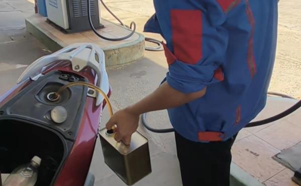 Khách bị rút lại xăng, dắt bộ do thanh toán chuyển khoản