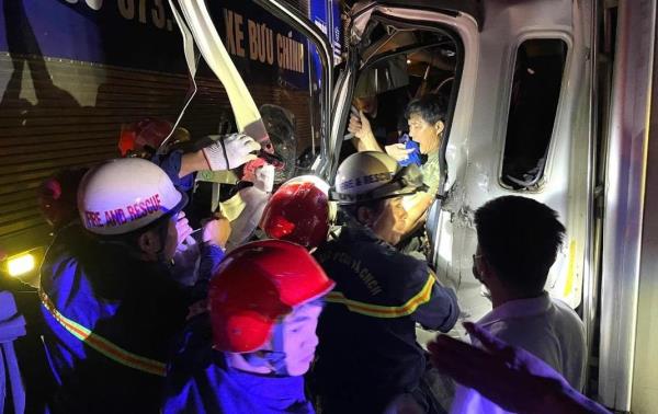 Cứu tài xế mắc kẹt trong xe do tai nạn