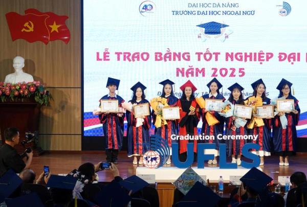 Trường Đại học Ngoại ngữ Đà Nẵng trao Bằng tốt nghiệp cho 1.240 tân cử nhân
