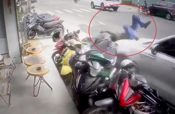 Ô-tô lao lên lề gây tai nạn hàng loạt