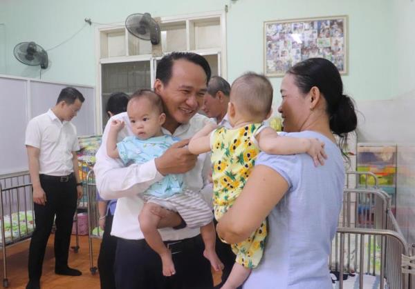 Lãnh đạo thành phố Đà Nẵng thăm, tặng quà trẻ em nhân ngày Quốc tế Thiếu nhi