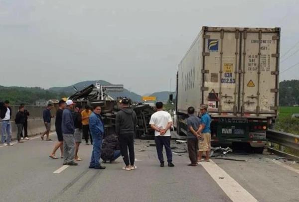 Va chạm trên cao tốc gây ùn tắc giao thông