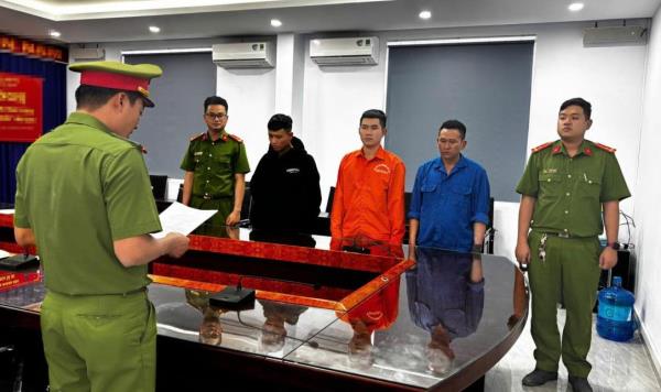 Bóc gỡ nhóm chuyên trộm dầu xe tải đường dài