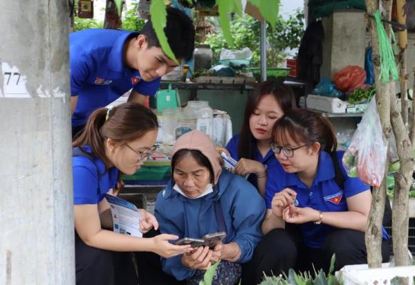 Bình dân học vụ số - phong trào mới của Tuổi trẻ Đà Nẵng trong thúc đẩy chuyển đổi số