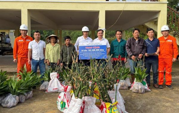 Tặng mô hình sinh kế cho bà con xã Trà Đốc