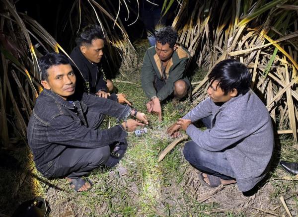 Tay phải chỉ… đá