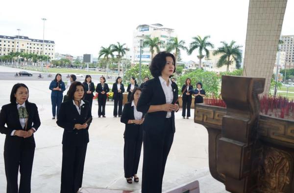 Dâng hương tưởng niệm các anh hùng liệt sĩ nhân kỷ niệm 50 năm ngày Giải phóng thành phố Đà Nẵng