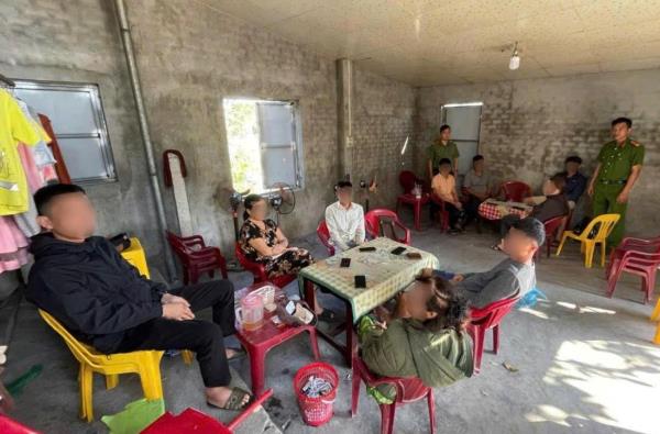 Bắt sòng bạc tại gia