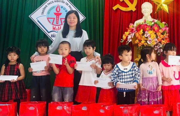 Sở Giáo dục và Đào tạo thành phố Đà Nẵng thăm, tặng quà Tết học sinh phường Hải Vân