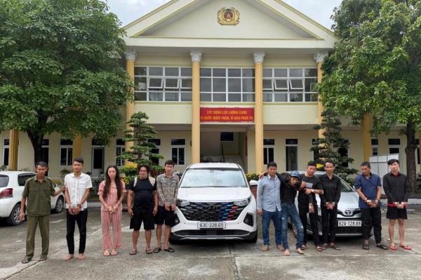 Bắt nhóm chặn đường phụ nữ đưa về nhà nghỉ đánh đập, ép chuyển tiền, tính bán qua Campuchia