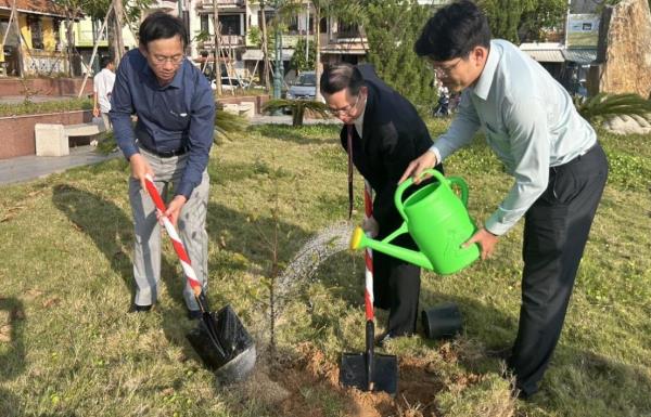 Trồng cây xanh tại Khu di tích Nghĩa Trủng Hòa Vang