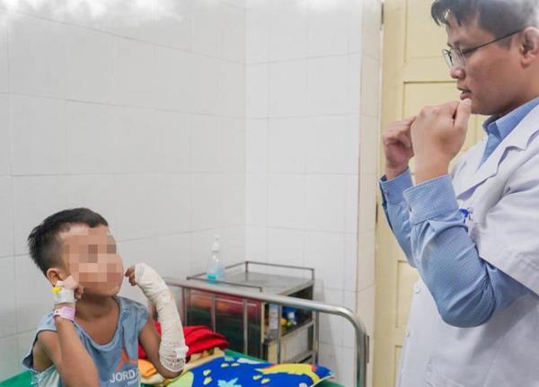 Điều trị thành công bệnh nhi bị hoại tử phần mềm bàn tay nghi rắn cắn