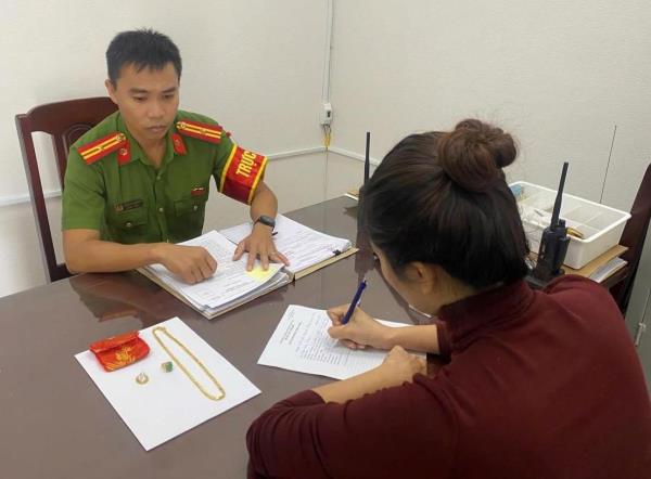 Nữ đạo chích dùng chiêu vu hồi khoắng 19 chỉ vàng của người quen