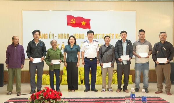 Thăm, tặng 87 suất quà cho người dân xã Trà Leng