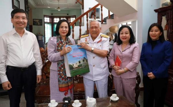 Phó Chủ tịch Quốc hội Nguyễn Thị Thanh thăm nguyên chỉ huy Tàu không số Hồ Đắc Thạnh