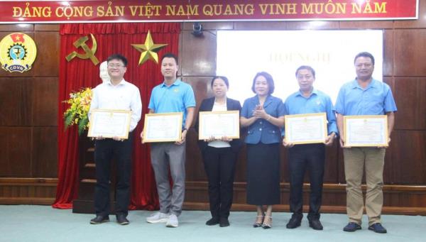 Khen thưởng các cá nhân, tập thể đạt thành tích trong phong trào thi đua vì người nghèo và Tháng Công nhân năm 2025