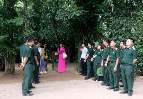 Những người kể chuyện về Bác bằng tiếng nước ngoài