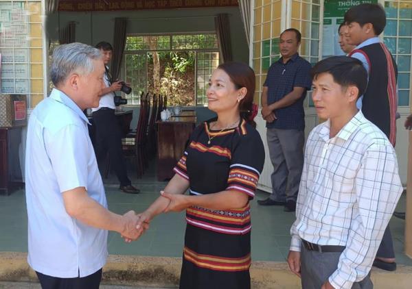 Đồng chí Nguyễn Hòa Bình thăm hỏi, động viên người dân vùng động đất ở Kon Tum