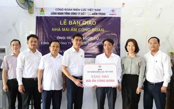 Công đoàn Tổng Công ty Điện lực miền Trung bàn giao nhà Mái ấm công đoàn cho đoàn viên