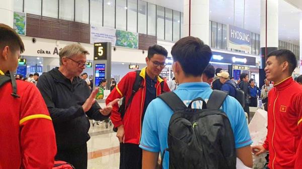 HLV Troussier sẽ tạm thời chia tay các học trò