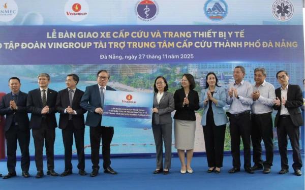 Tiếp nhận 15 xe cấp cứu do Tập đoàn Vingroup tài trợ