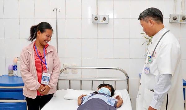 Chạy đua 24 giờ vàng cứu bé 7 tuổi bị rắn cực độc cắn khi đang ngủ dưới nền nhà