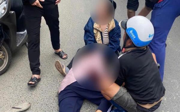 Con trai dùng dao đâm tử vong bạn của mẹ