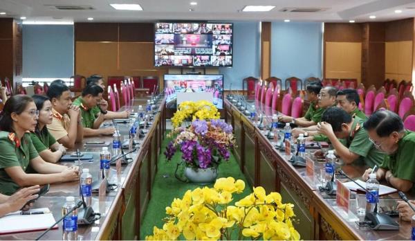 Lực lượng Công an ủng hộ nhân dân bị thiệt hại do bão số 3 gây ra