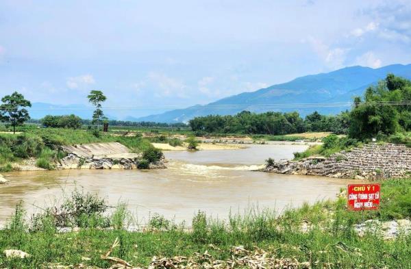 Quảng Nam và Đà Nẵng phối hợp triển khai thi công hoàn thành đắp đập tạm trên sông Quảng Huế