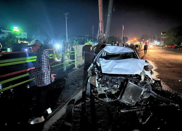 Kinh hoàng vụ tai nạn khiến 7 người thương vong, ô-tô lao xuống sông