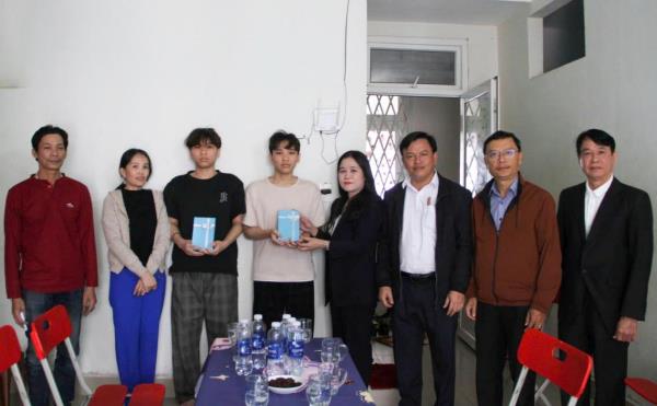 Hai anh em sinh đôi tình nguyện lên đường nhập ngũ