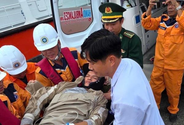 Giải cứu thành công thuyền viên gặp nạn trên biển