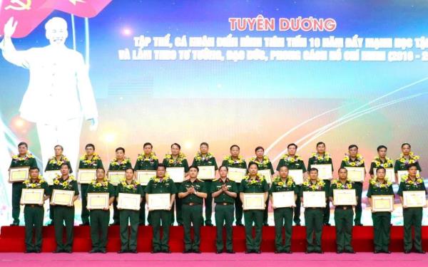 Quân khu 5 tuyên dương điển hình tiên tiến học tập và làm theo tư tưởng, đạo đức, phong cách Hồ Chí Minh