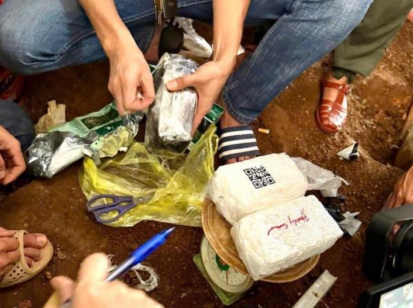 Dùng chó nghiệp vụ và phương tiện cơ giới để trục tang vật trong đường dây ma túy khủng từ Campuchia vào Việt Nam