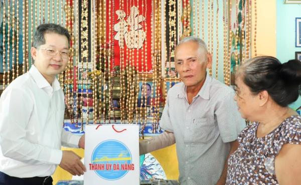 Bí thư Thành ủy Đà Nẵng Nguyễn Văn Quảng thăm các gia đình chính sách