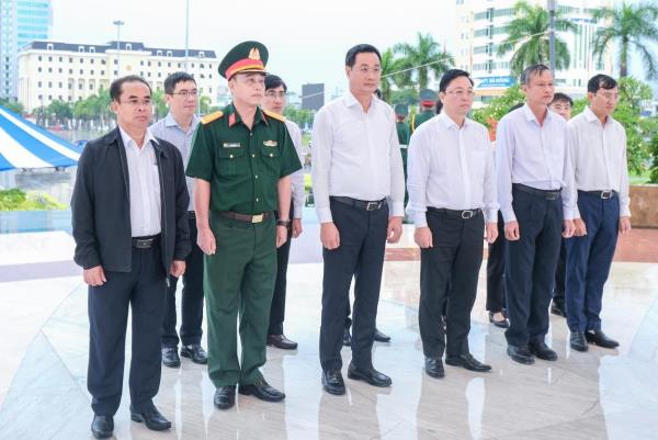 Bí thư Thành ủy Đà Nẵng Lê Ngọc Quang dâng hương tưởng niệm tại nghĩa trang Liệt sĩ và di tích lịch sử