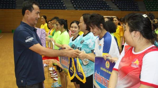 Khởi tranh Giải bóng đá mini nữ chào mừng Ngày Phụ nữ Việt Nam