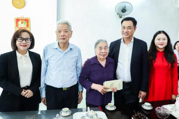 Bí thư Thành ủy Lê Ngọc Quang thăm, chúc Tết các gia đình chính sách, người có công cách mạng