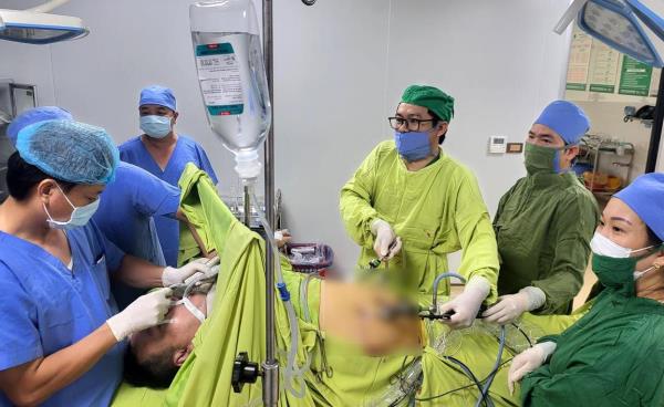 Gắp dị vật xương cá xuyên thủng dạ dày gây áp xe gan