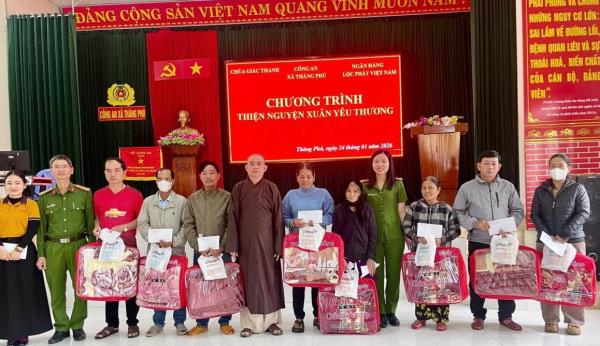 Tặng quà Tết cho các hộ gia đình có hoàn cảnh khó khăn