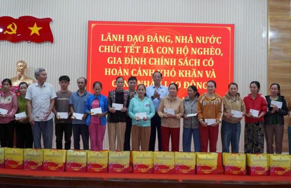 Phó Chủ tịch Quốc hội Trần Quang Phương thăm, tặng quà gia đình chính sách tại Quảng Ngãi