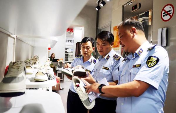 Phát hiện 4 cửa hàng bán công khai hàng thời trang có dấu hiệu xâm phạm sở hữu trí tuệ