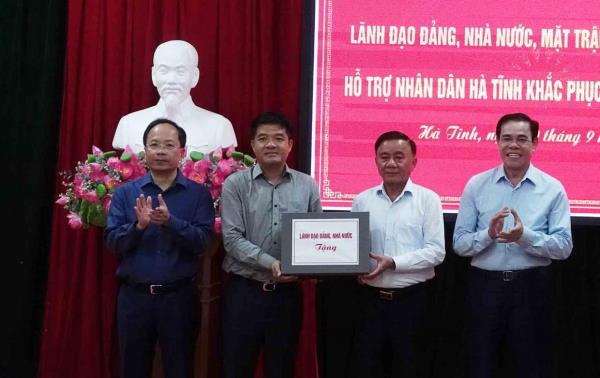 Thường trực Ban Bí thư Trần Cẩm Tú trực tiếp thăm, động viên, hỗ trợ tỉnh Hà Tĩnh khắc phục hậu quả bão số 10