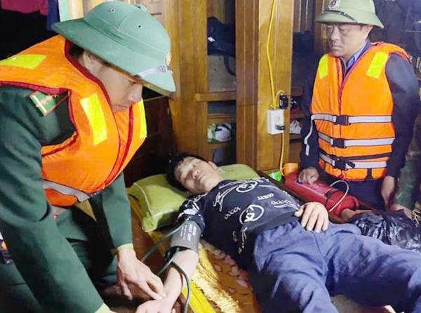 Cứu 6 ngư dân gặp nạn trên biển