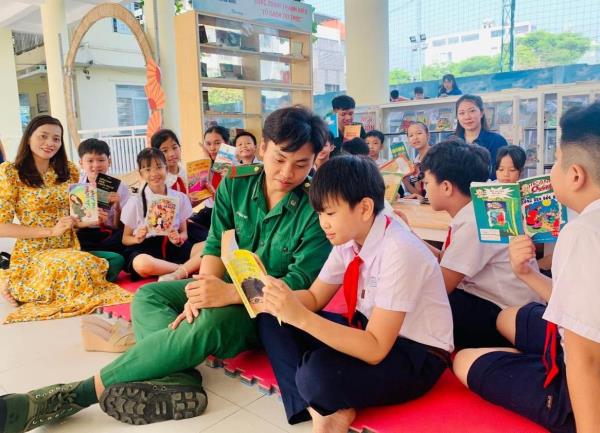 Bộ đội Biên phòng Đà Nẵng tặng tủ sách và 200 đầu sách cho các trường học