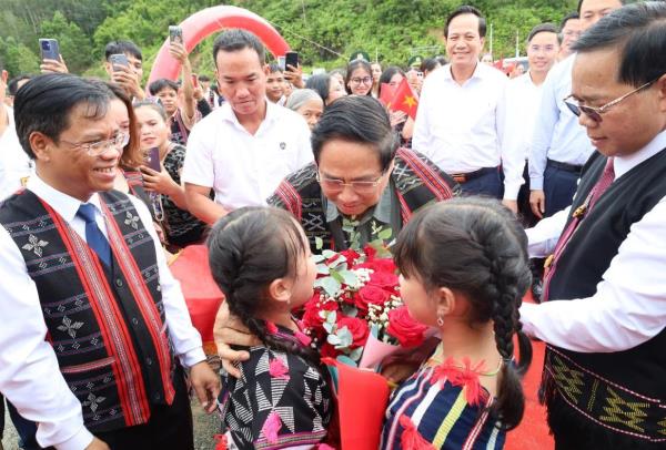 Thủ tướng Chính phủ Phạm Minh Chính dự lễ khởi công trường học ở xã biên giới Tây Giang