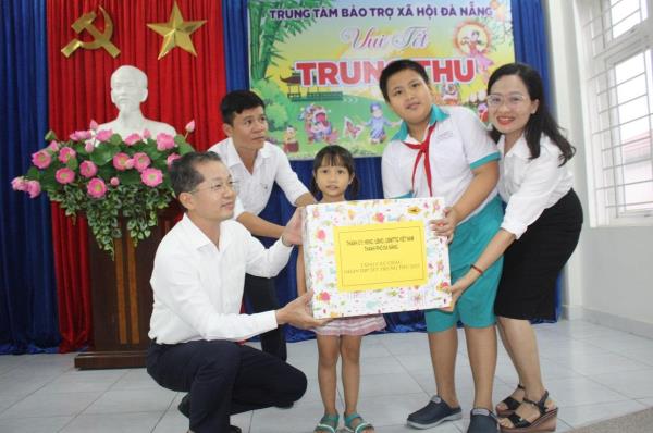 Lãnh đạo thành phố Đà Nẵng thăm, tặng quà cho trẻ em tại Trung tâm Bảo trợ xã hội